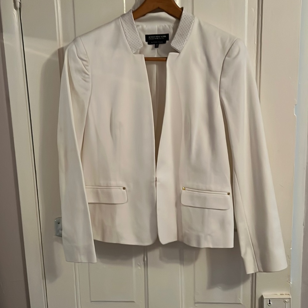 Jones New York Stretch 14P white pantsuit with stylish details.
